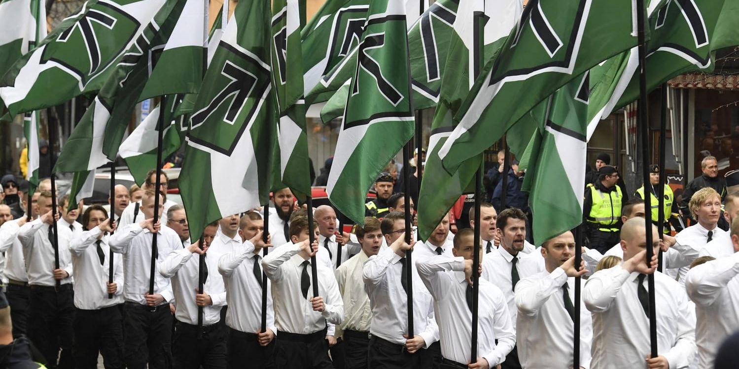 "Bara genom att sätta på sig den vita skjortan har man med sig hela organisationens våldskapital", säger nazistforskaren Christer Mattsson. Arkivbild.