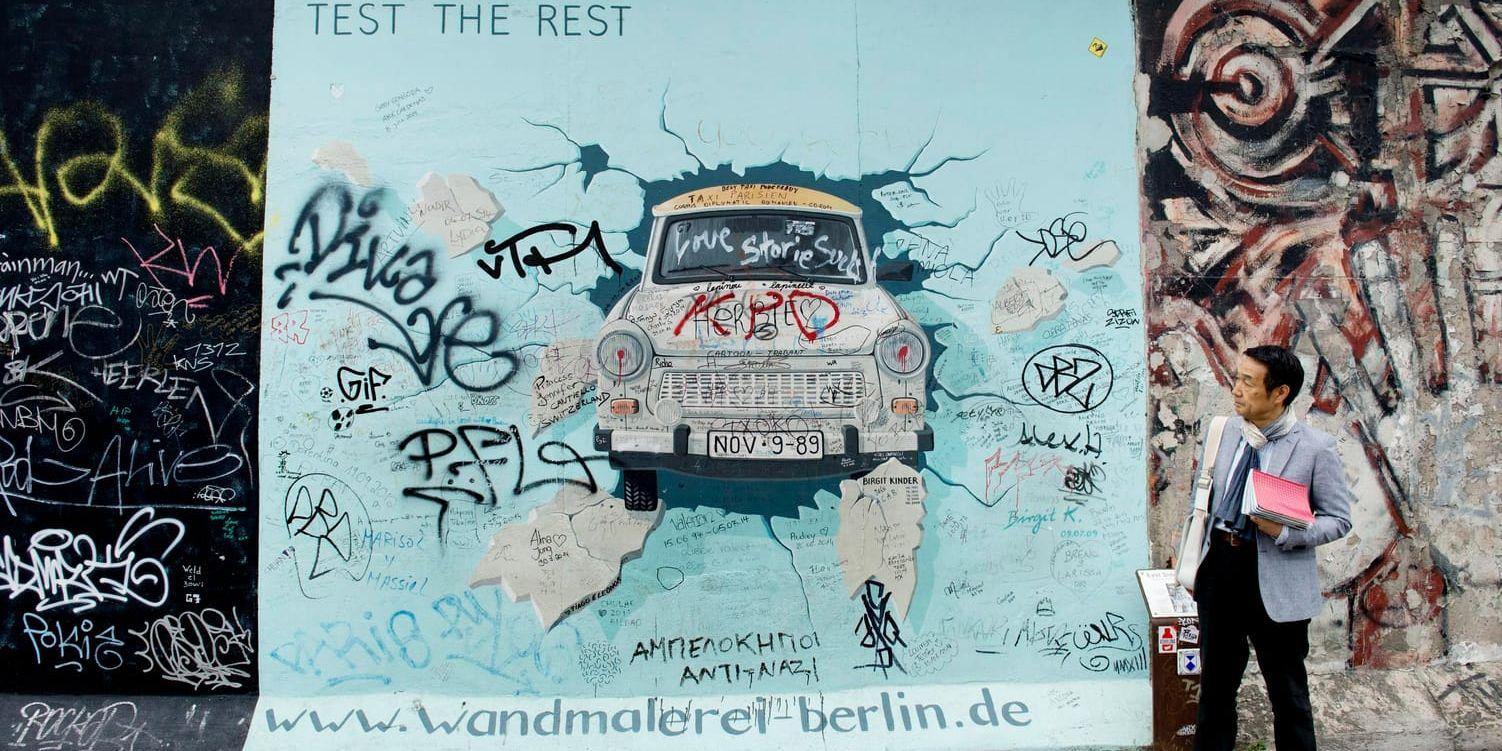 En bit av den riktiga Berlinmuren. Arkivbild.