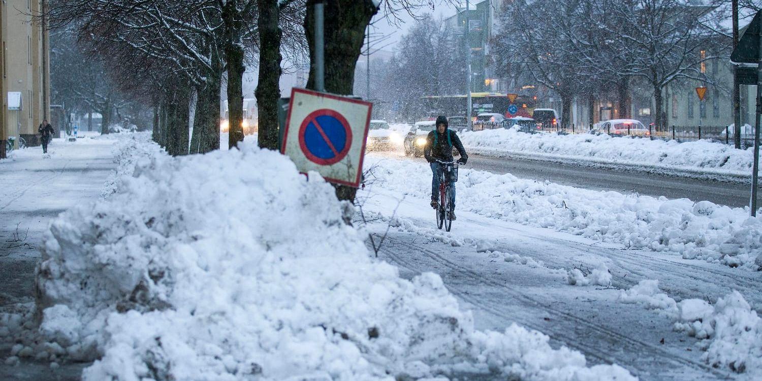 En cyklist i Gävle kämpar på i snön.