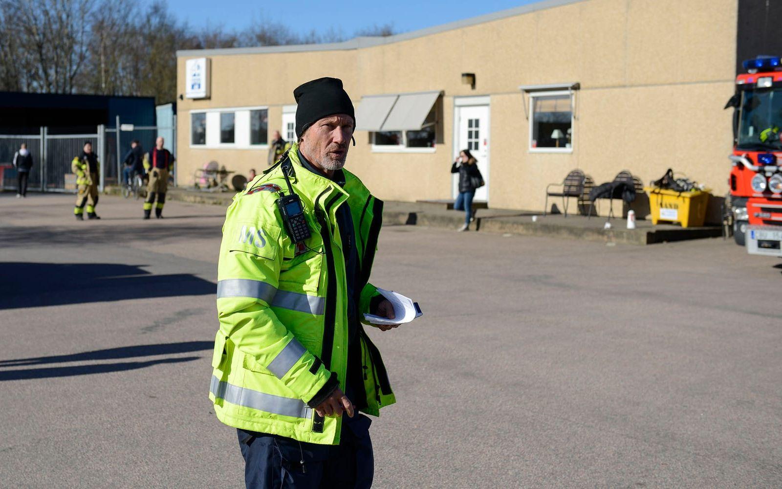 "Vi trodde först att vi skulle kunna rädda kontorsdelen. Men det brann för mycket", säger Mikael Svensson, insatsledare på räddningstjänsten.
