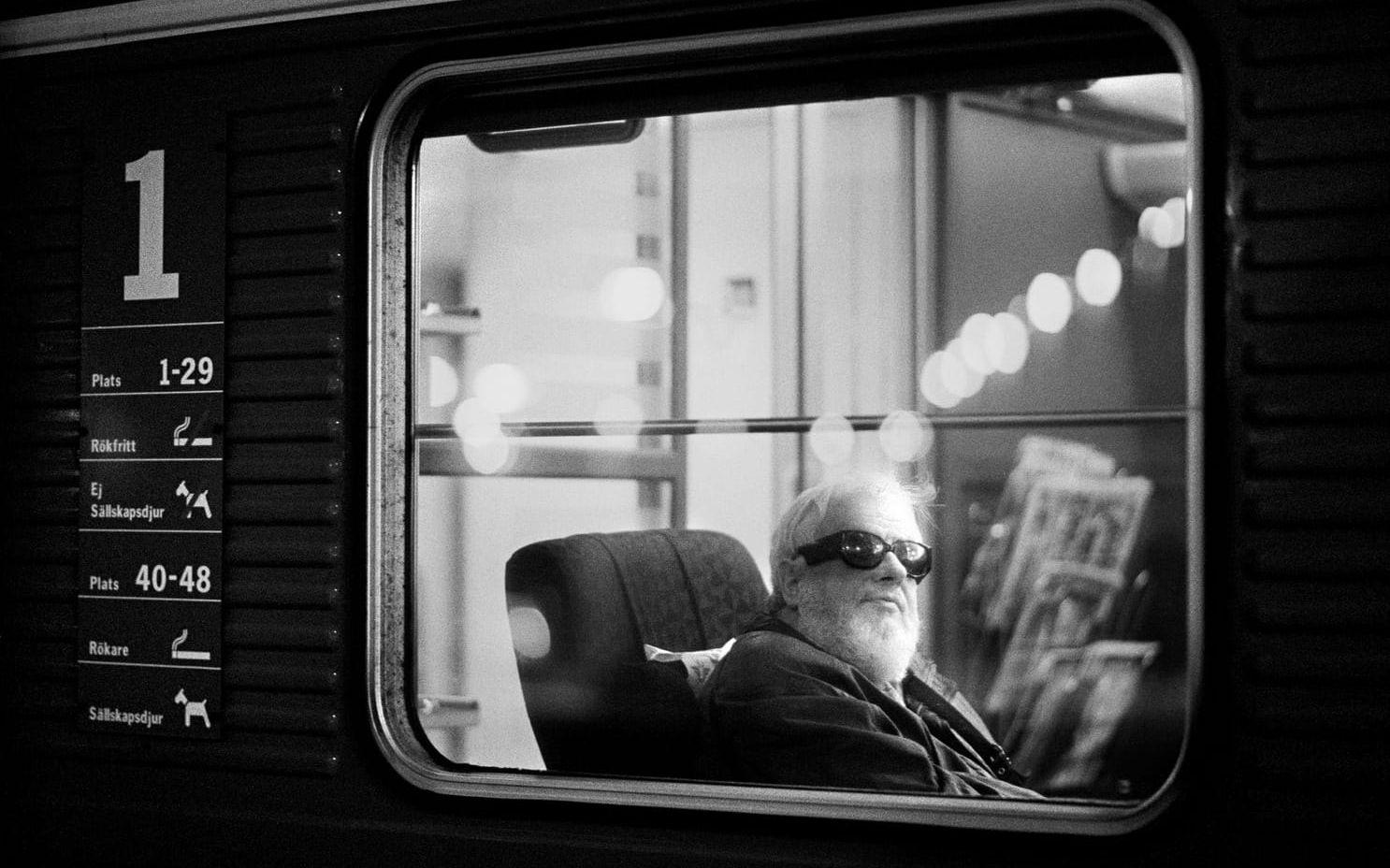 Fotografiet på den blinde pianisten Åke Johansson i ett tåg på Göteborgs Centralstation 1999 användes senare på ett skivomslag. Bild: Rolf Ohlson