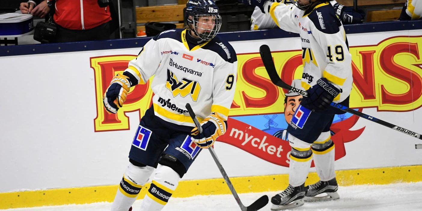 HV71-spelarna Michelle Claesson, till vänster, och Fanny Rask får en ny tränare till nästa säsong.