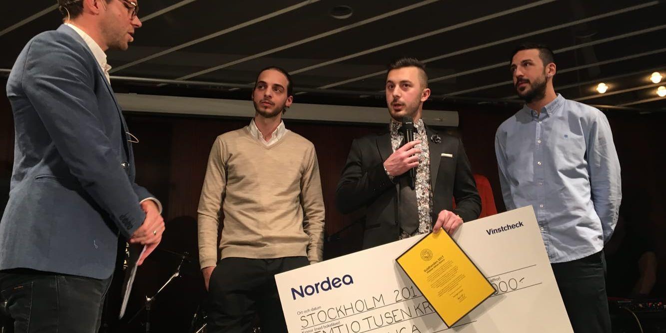 Lycklig trio. Adnan Bainca med stipendiechecken på 50 000 kronor för sitt projekt Unite People av priskommitténs Anders Bengtsson för sin kväll- och nattfotboll i Varberg. Hans medtränare är Jetmir Sahiti (till vänster) och Birol Adem.