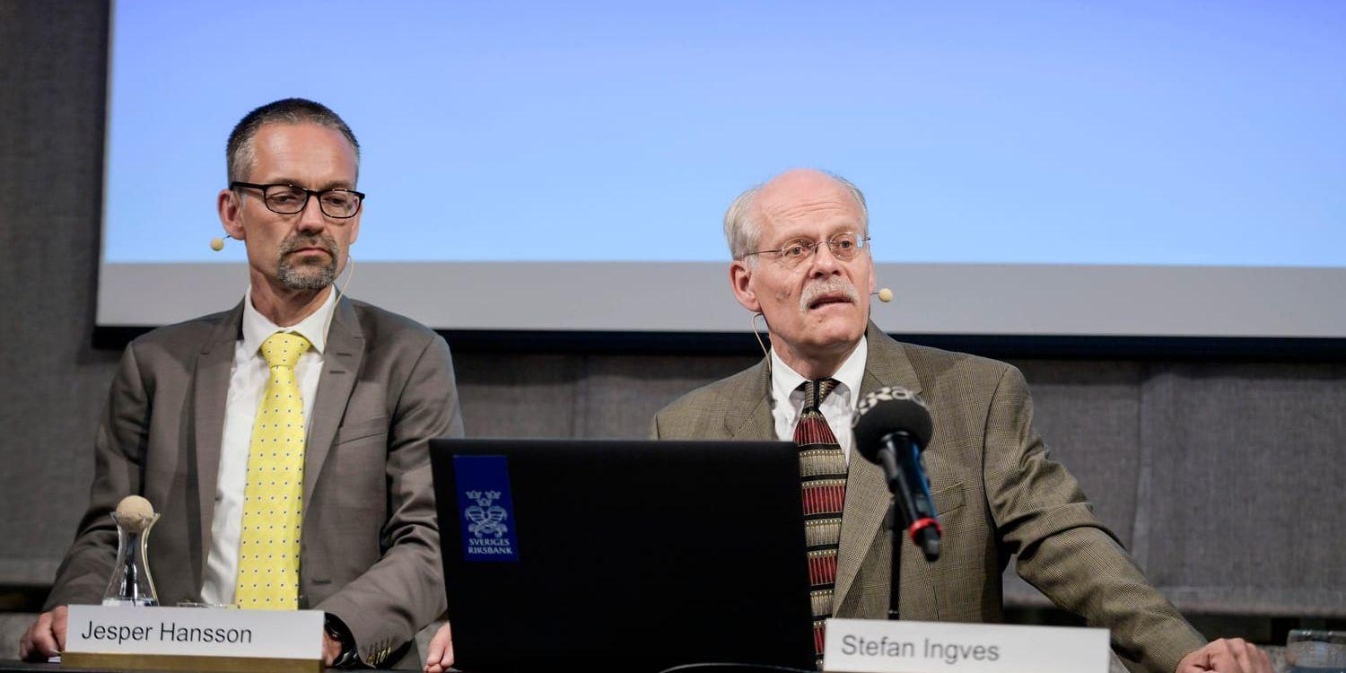 Jesper Hansson, chef för avdelningen för penningpolitik, och riksbankchef Stefan Ingves. Arkivbild.