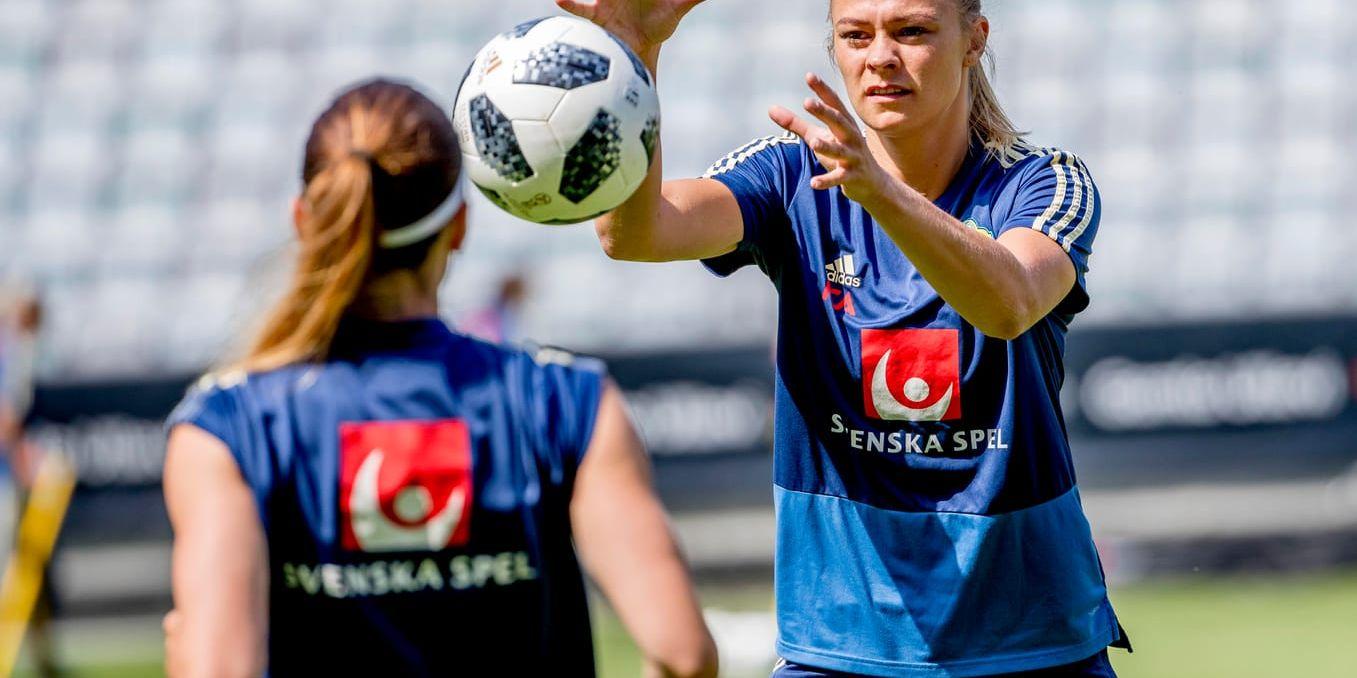 Fridolina Rolfö är ett osäkert kort inför VM-kvalavslutningen mot Danmark på tisdag.