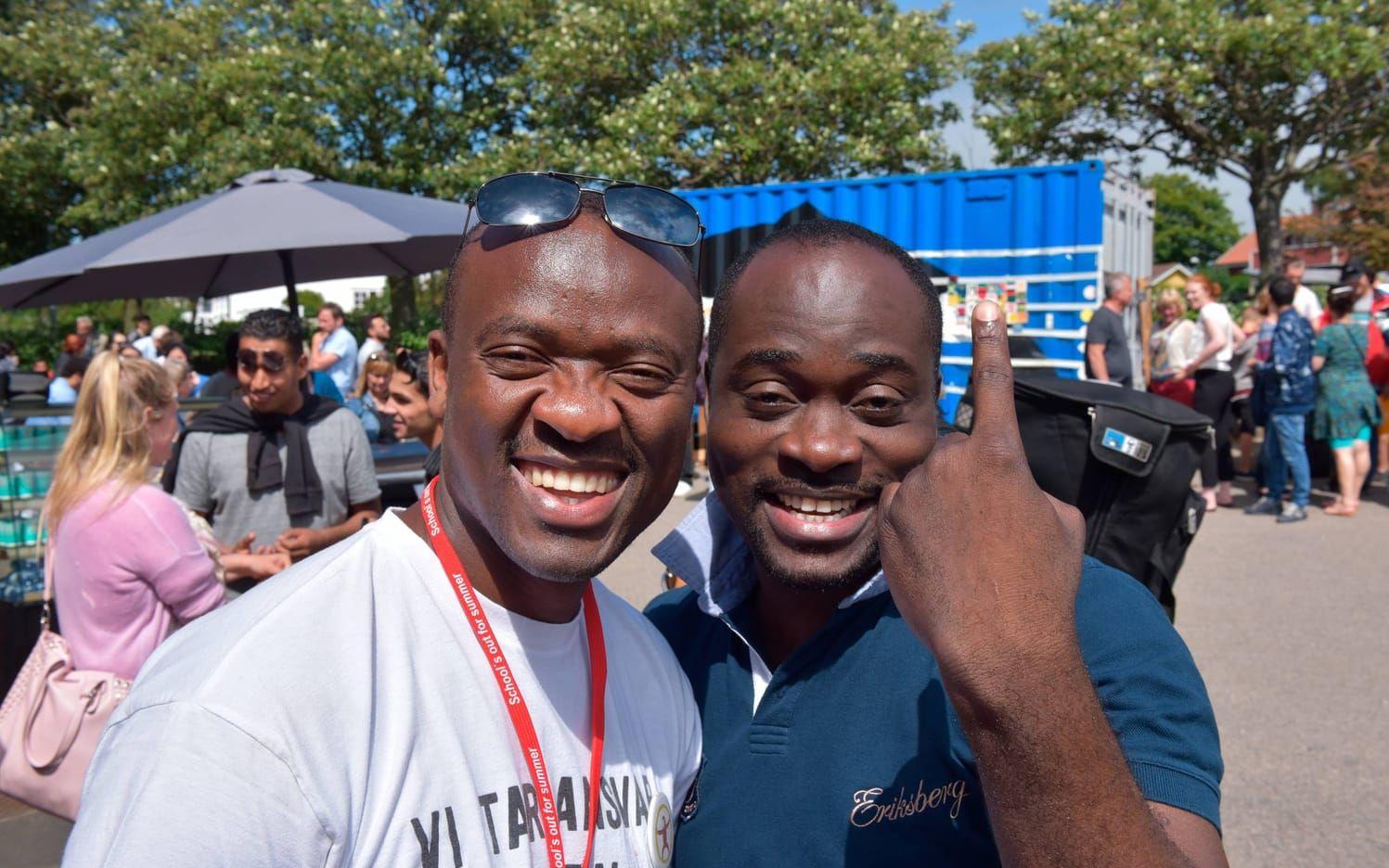 Projektledaren Marcel Mulombo med en vän.