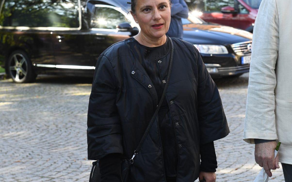 Stella Fare anländer till Janne Loffe Carlssons begravning i i Katarina kyrka i Stockholm. Foto: Fredrik Sandberg / TT /
