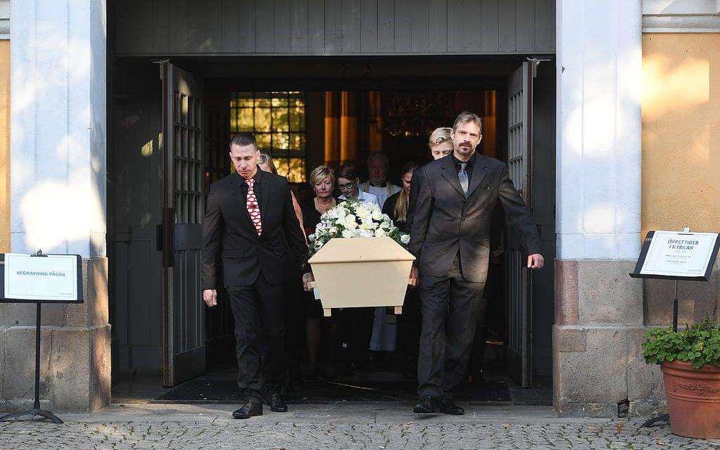 Janne "Loffe" Carlsson begravs i Katarina kyrka i Stockholm på måndagen. Lis Nilheim framför kistan utanför kyrkan efter begravningsakten. Foto: Fredrik Sandberg / TT /
