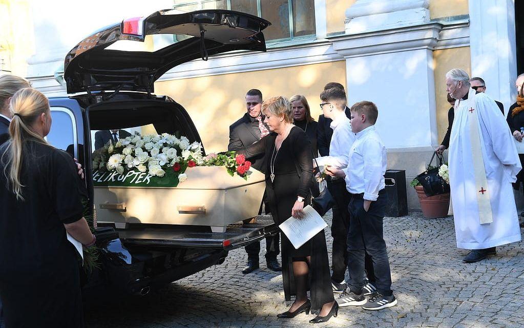 Gurianne Sandven, sambo, under Janne Loffe Carlssons begravning i Katarina kyrka i Stockholm. Foto: Fredrik Sandberg / TT /
