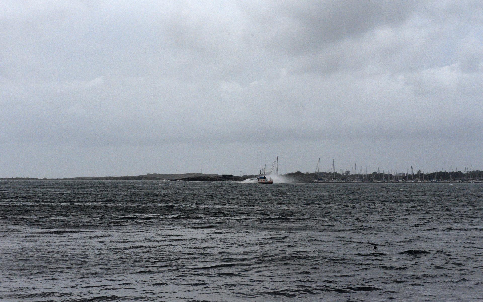 Stormbyarna pressar upp vågor som slår in över Getteröns hamn. 