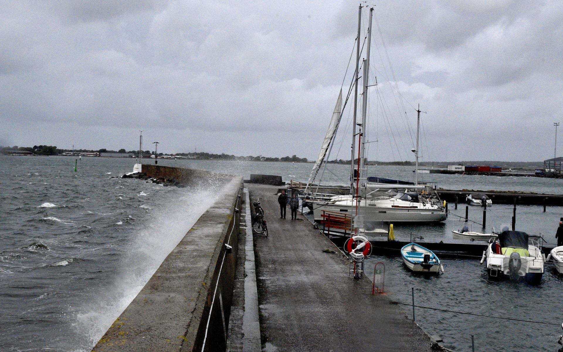 Vågorna slår in över Varbergs hamn. 