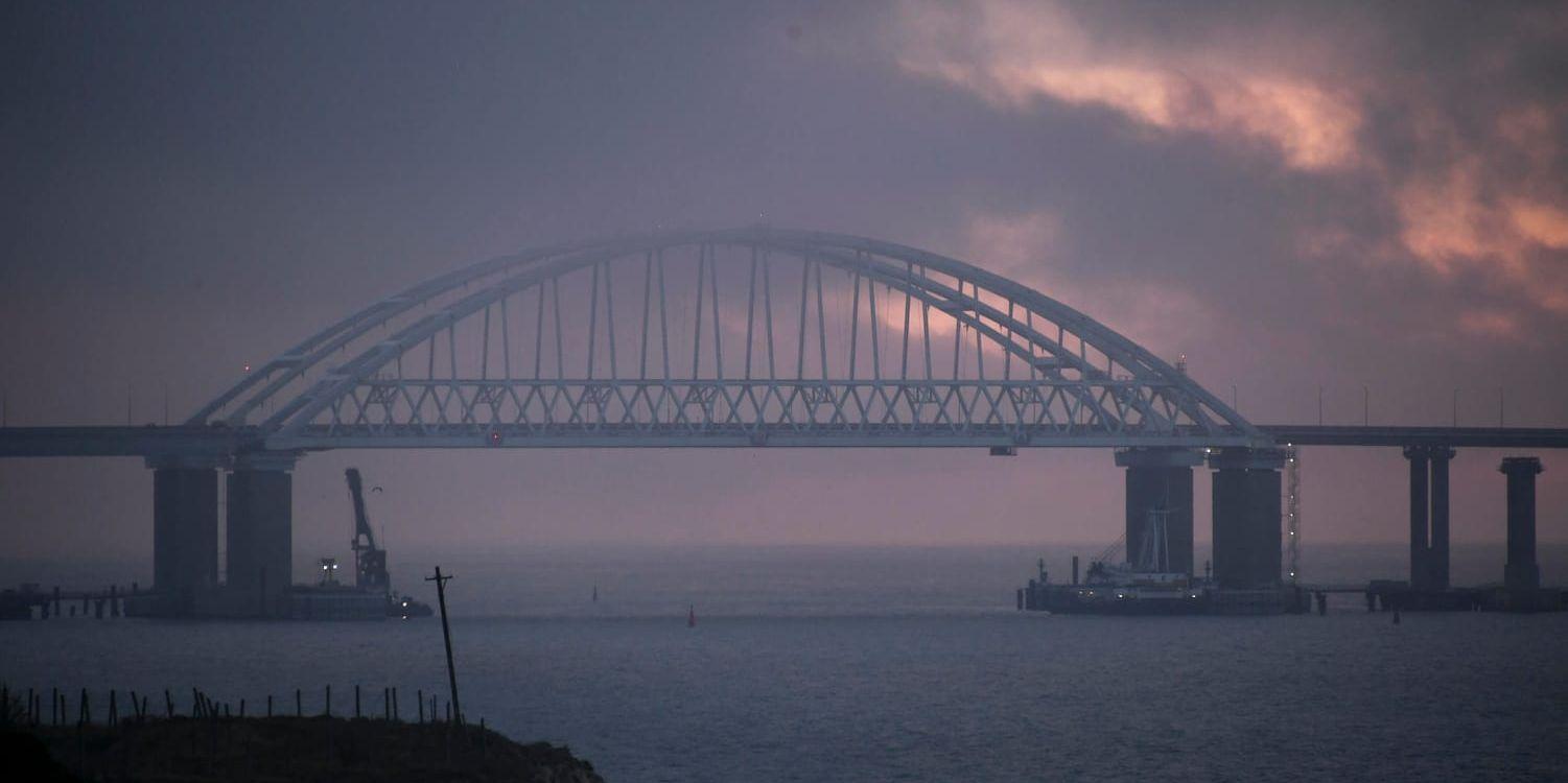 Kertjsundet mellan Ryssland och Krimhalvön, med den nybyggda bro som Ryssland byggt. Arkivbild från november.