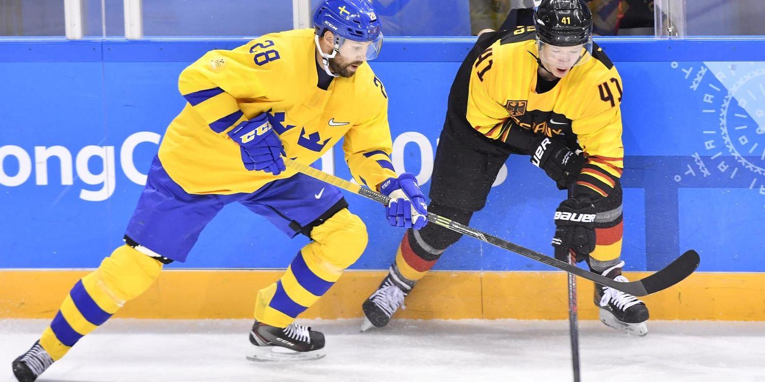 Sveriges Dick Axelsson mot Tysklands Jonas Muller under herrarnas OS-kvartsfinal i ishockey.