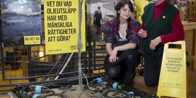 Utställning på biblioteket. Thérèse Melkersson och Margareta Wiman är medlemmar i Falkenbergs Amnestygrupp, som deltar i en internationell kampanj mot Shells miljöförstöring i Nigeria.
