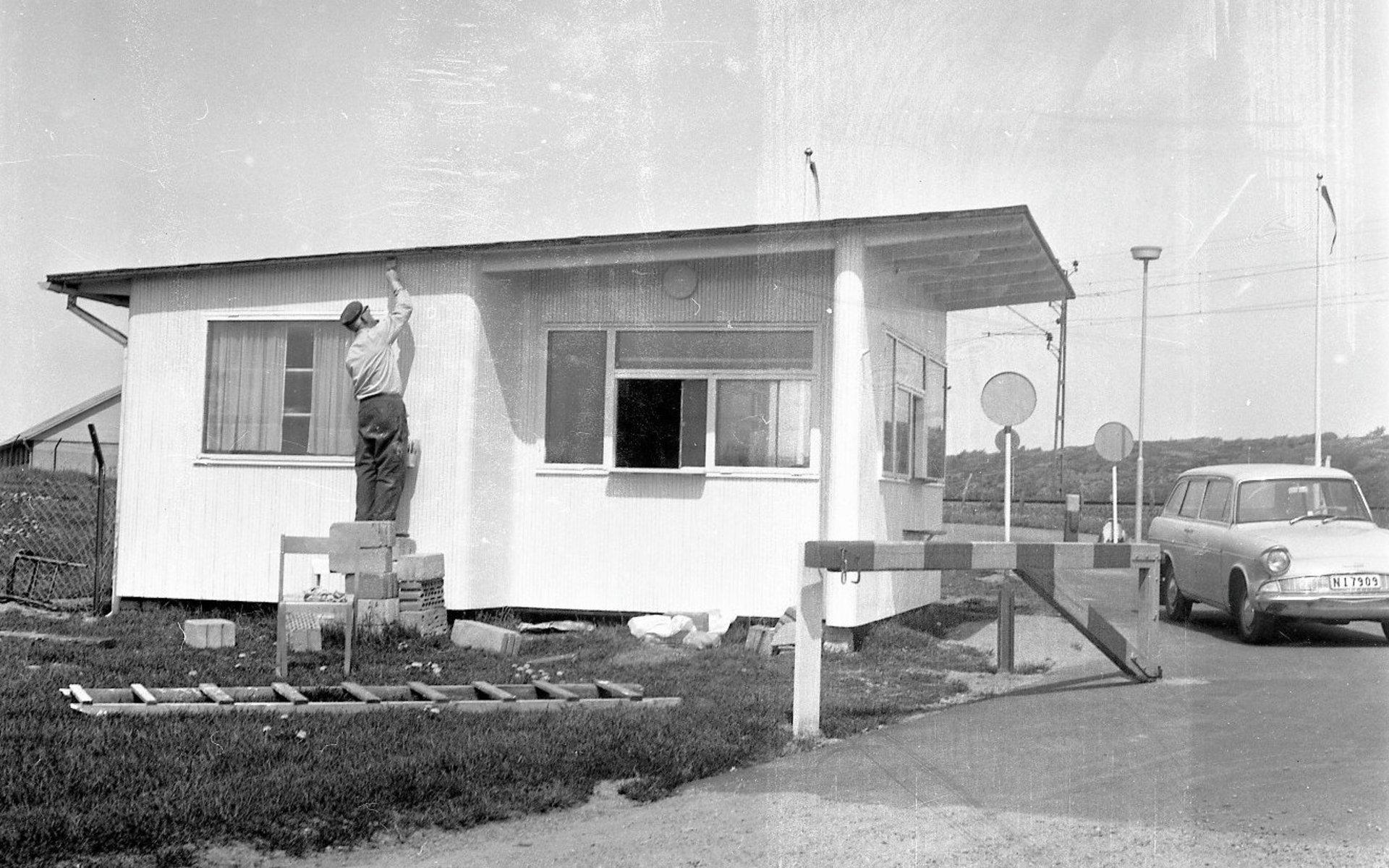 När Pressbyråns kiosk vid stationen hade gjort sitt fick kuren förlängt liv. Den 29 maj 1969 togs bilden när kiosken flyttades till Apelvikens camping som incheckningsplats.