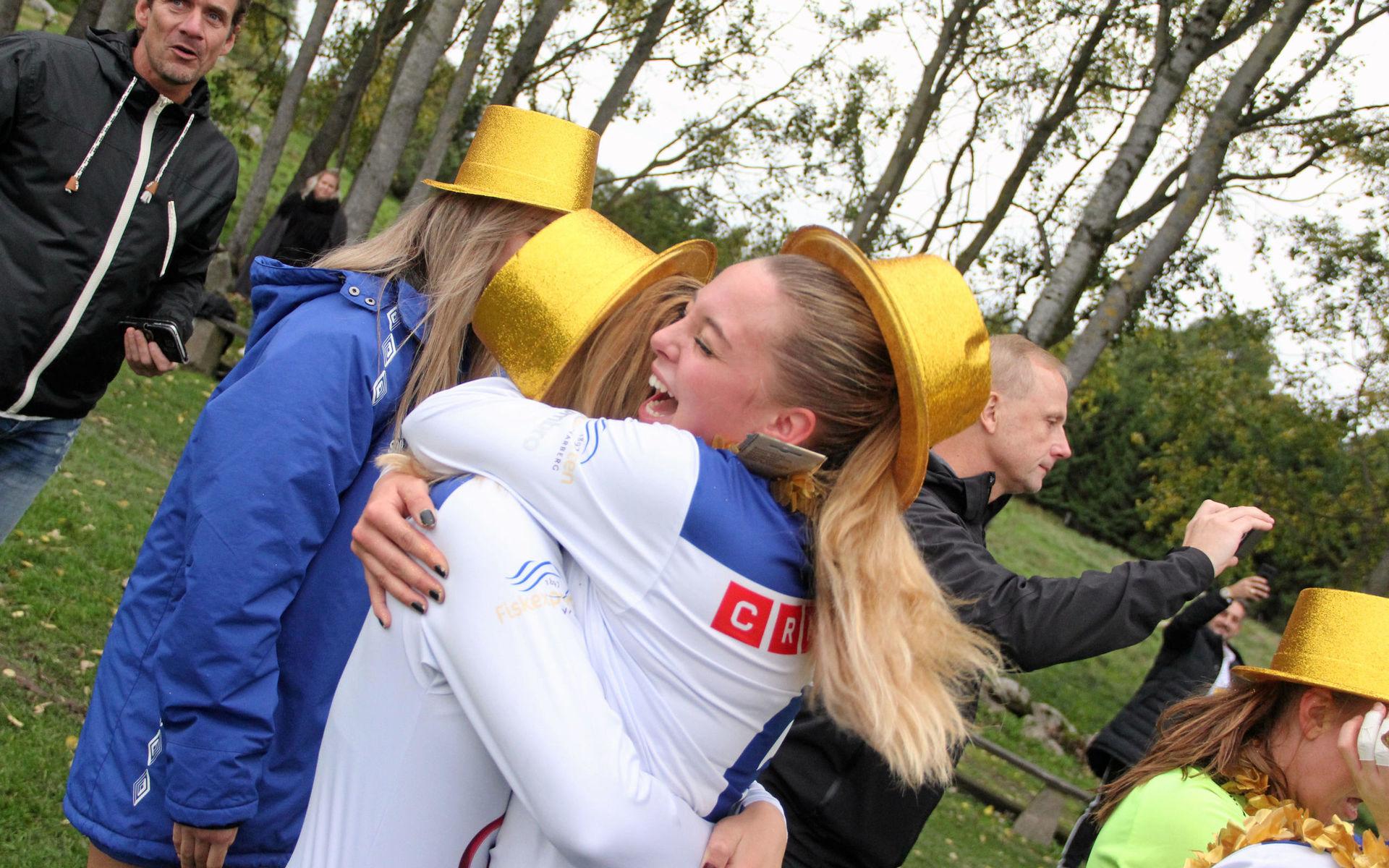 Alma Jonsson och de andra i Lilla Träslöv fick chansen att rulla hatt efter seriesegern.