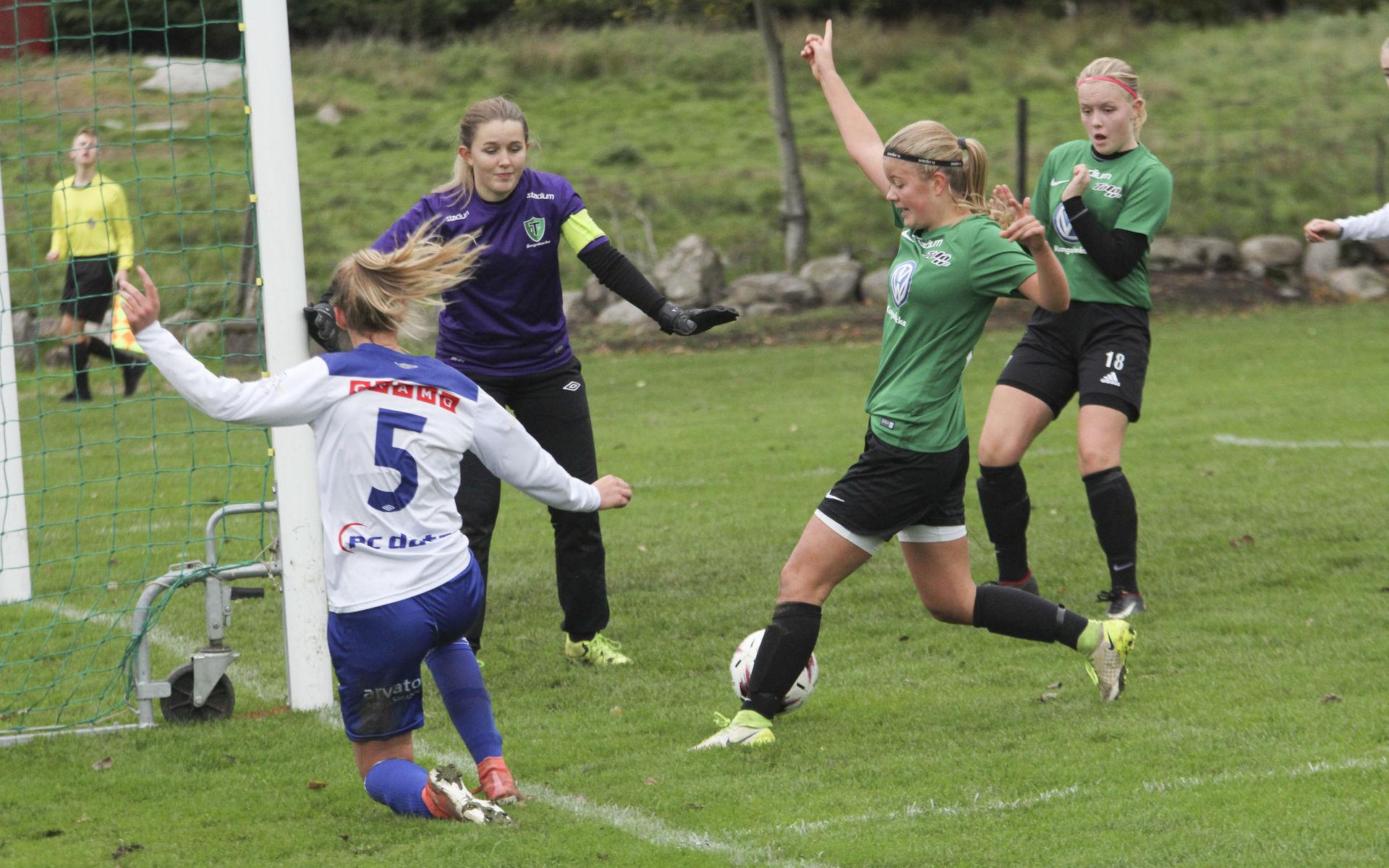 Alice Dyrendahl balanserade på mållinjen innan en Tölöspelare snubblade in 3–1-målet för Lilla Träslöv.