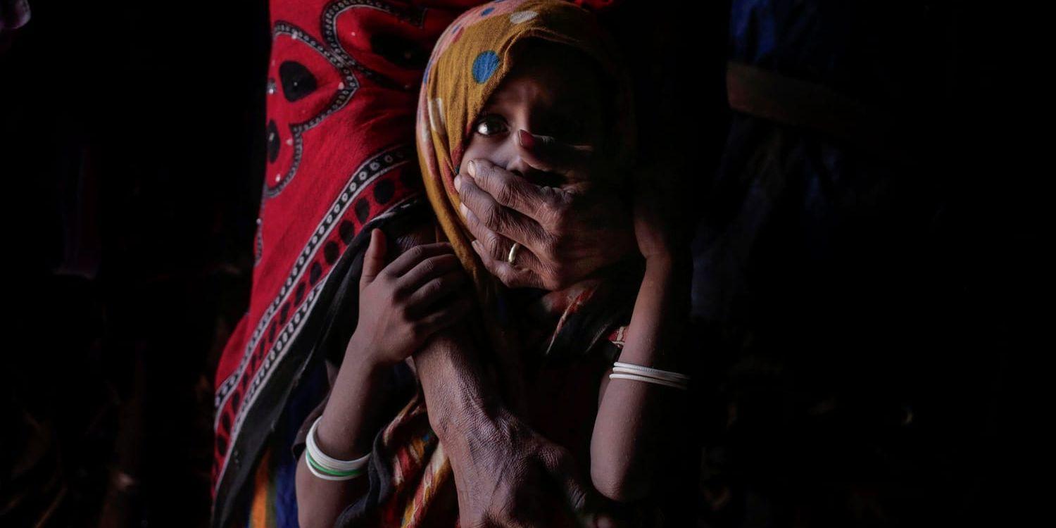 8,4 miljoner människor står på randen till svält i Jemen, enligt FN. Situationen riskerar att förvärras om hamnstaden al-Hudaydah attackeras. På bilden syns femåriga Awsaf från Abyan tillsammans med sin mamma Hagar Yahia. Flickan är undernärd eftersom hon främst lever på bröd och te.