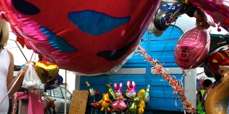 Farligt. Håll heliumballongerna borta från munnen. Att andas in helium kan vara farligt. Hugo Lökholm, 11 år, svimmade efter att ha andats in för mycket helium.