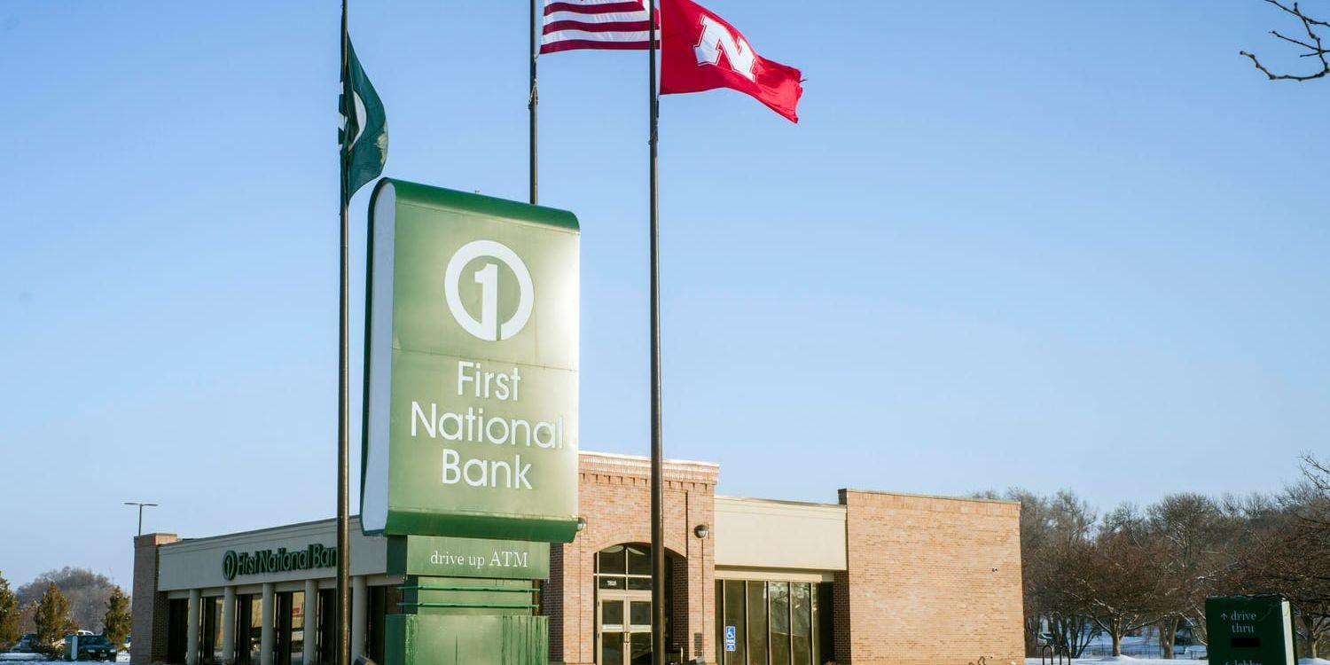 First National Bank tillhör de amerikanska företag som upphör samarbeta med NRA på grund av "feedback från kunderna".