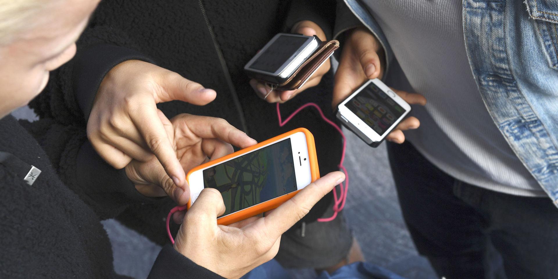 Vi vill ha mobilen för att kunna ringa och sms:a under skoldagen, skriver en insändarskribent.