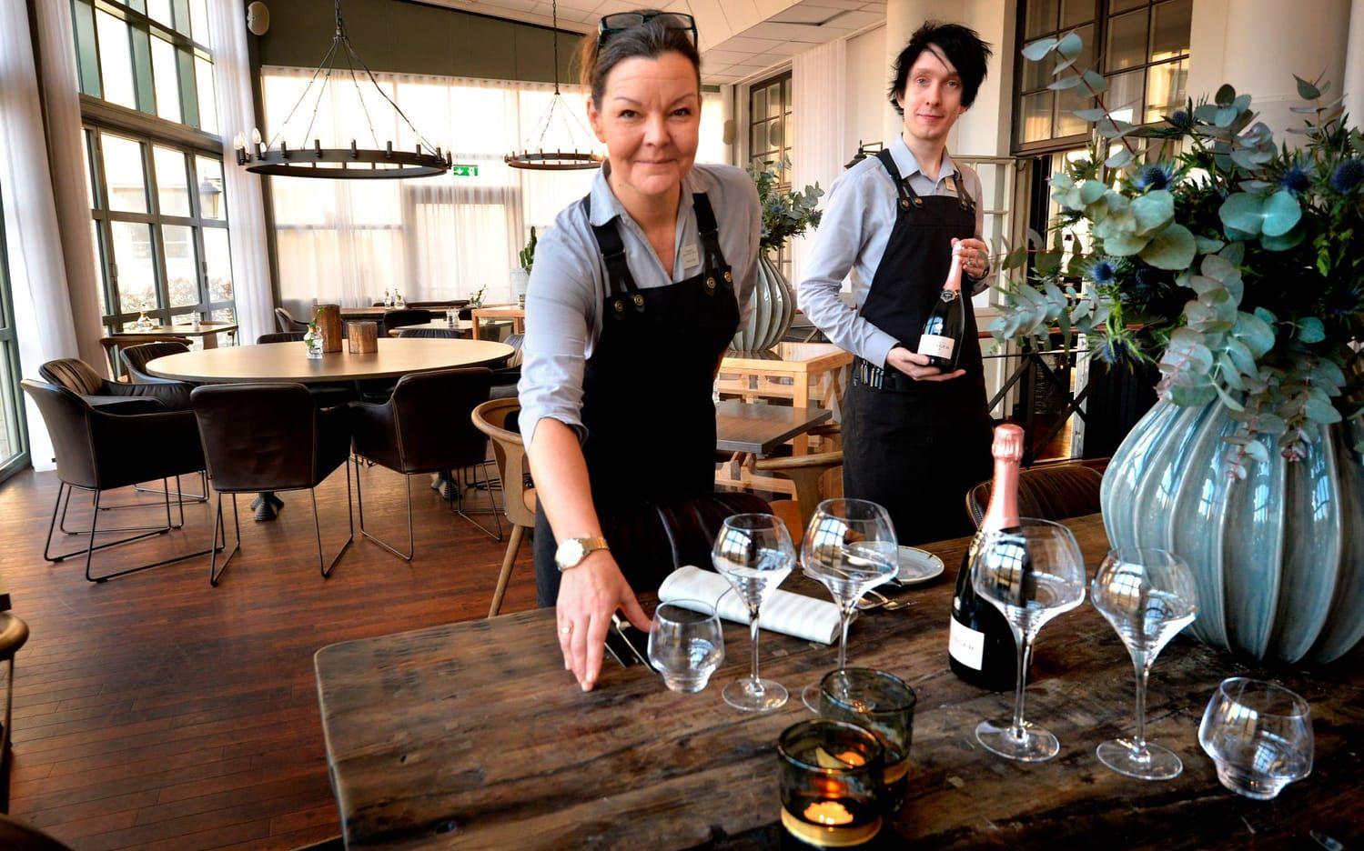 Bjuder till bords. Veronica Johansson och Niclas Johansson arbetar i restaurangen som servispersonal.