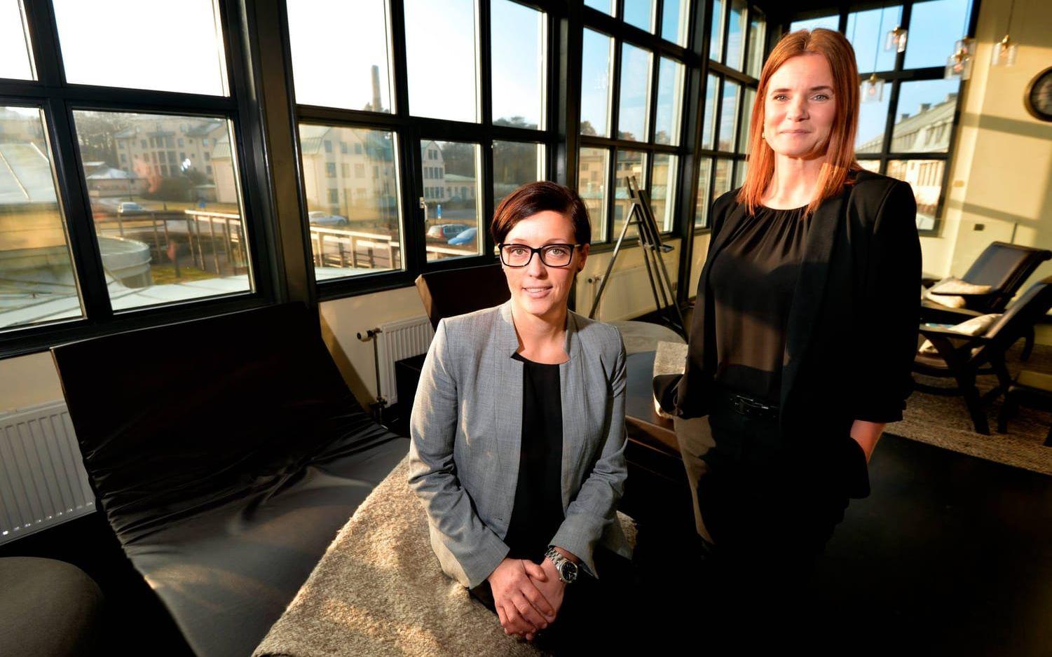 Havsnära. Terese Asplund, vd Varbergs Kusthotell, och Karin Abrahamsson, marknadschef, klagar inte på arbetsplatsens läge.