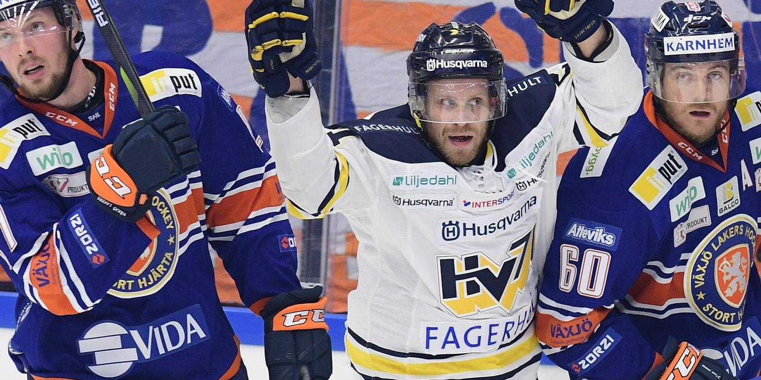 Mattias Tedenby jublar över ett mål. Nu har han förlängt med HV71 ytterligare tre säsonger. Arkivbild.