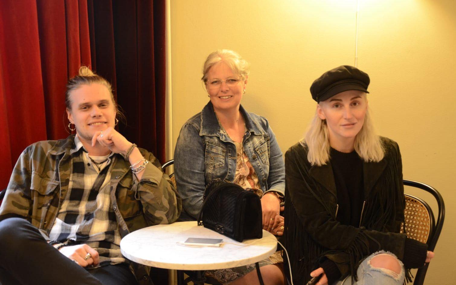 Karl Yttergren satt ner en stund med Rose-Marie Yttergren och Maria.