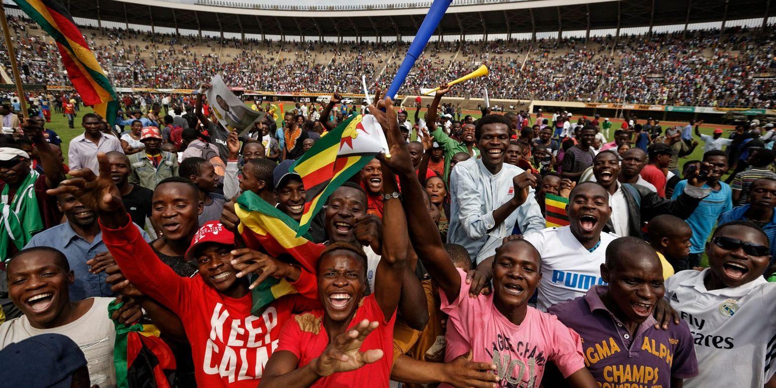 Jublande anhängare till Emmerson Mnangagwa efter att denne svurit presidenteden på nationalarenan i Zimbabwes huvudstad Harare.