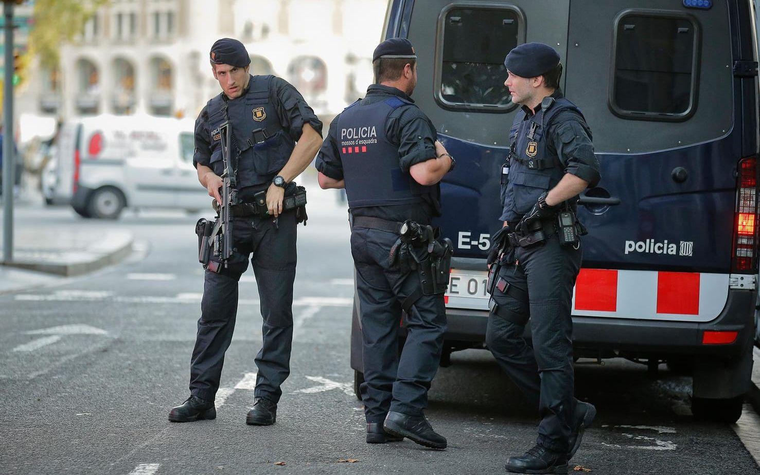 Tungt beväpnade poliser patrullerar Barcelonas gator under fredagen. FOTO: AP