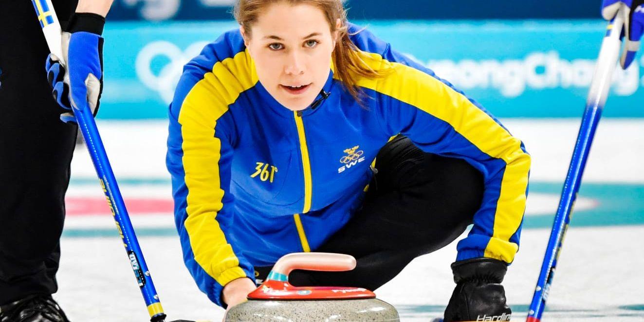 Sveriges Anna Hasselborg har börjat curling-VM bra. Hennes lag är obesegrat efter fyra omgångar av grundserien. Arkivbild.