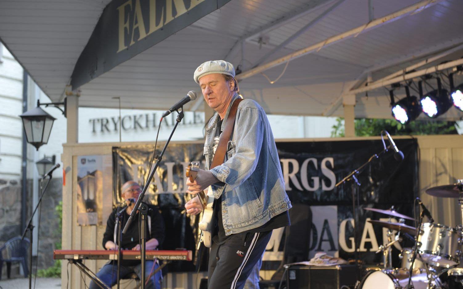 Jan Gerfast spelade "groovy blues" med sitt bluesband. BILD: Anna Wetterqvist