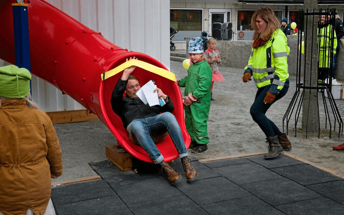 Rörbecksplatsen – en mobil lekplats för 800 000 kronor står för tillfället på platsen. Bänkar och cykelställ har tillkommit.