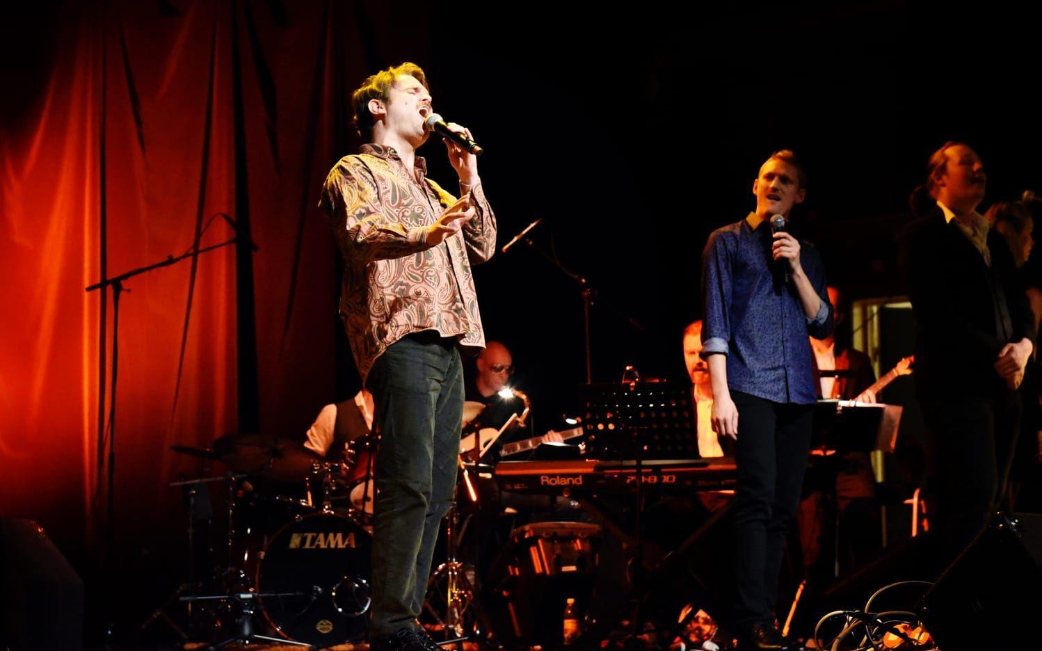 Carl Bäckersten (till vänster) och Jim Carlsson tolkade tillsammans Elton Johns "Don’t let the sun go down on me”. Bild: Maria Åkesson