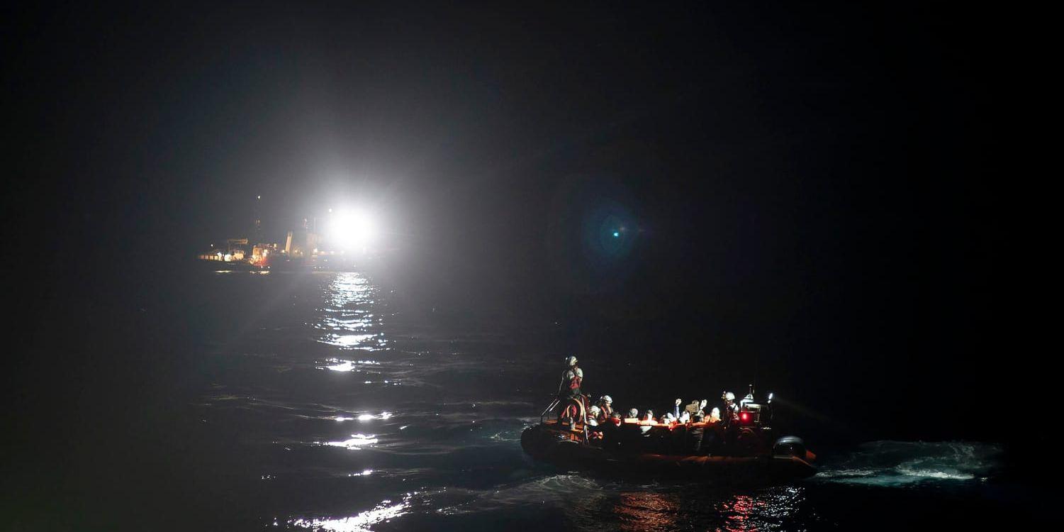 En nattlig räddningsaktion på Medelhavet. Bilden är från den 7 maj.