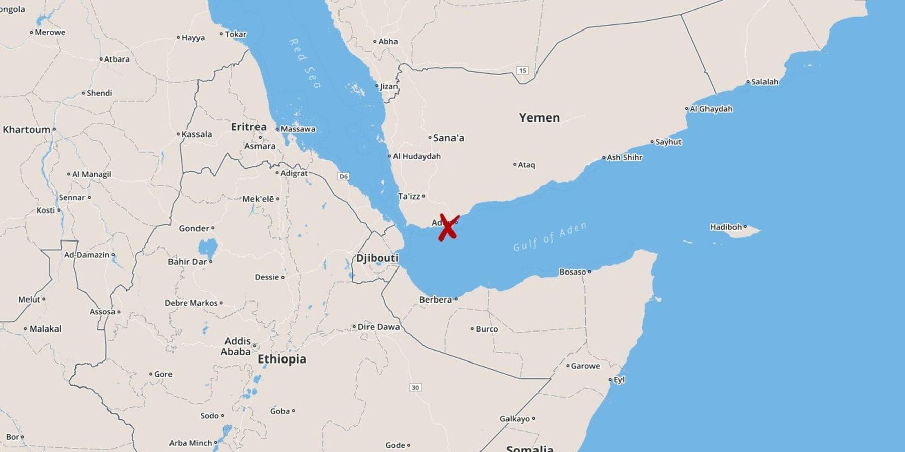 Två bilbomber har detonerat i hamnstaden Aden i Jemen.