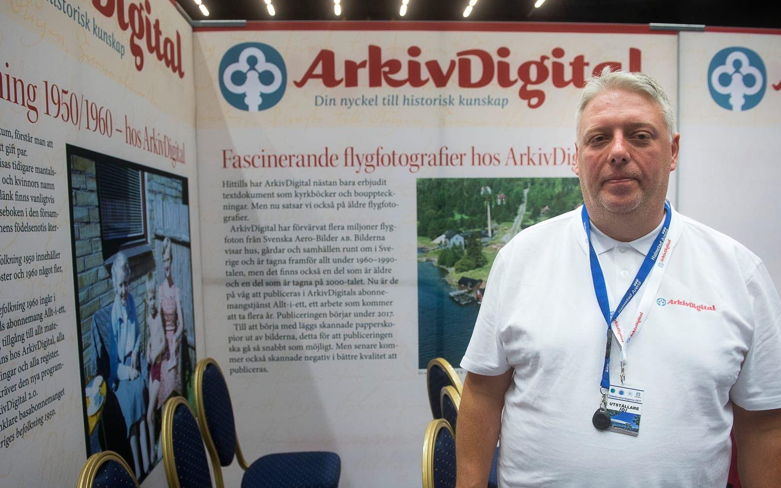 Mikael Karlsson är VD för ArkivDigital som är huvudsponsor för Släktforskardagarna. Han berättar att man hela tiden försöker hitta nya spår, och att man nu satsar mycket på gamla flygfoton över de svenska gårdarna.