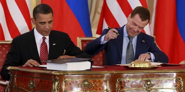 Nedrustningsavtal signeras. Presidenterna Obama och Medvedev signerade det nya Startavtalet vid en ceremoni i Prag den 8 april.