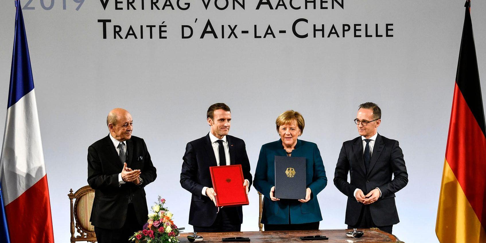 Frankrikes president Emmanuel Macron och Tysklands förbundskansler Angela Merkel, omgivna av sina utrikesministrar Jean-Yves Le Drian och Heiko Maas, efter undertecknandet av Aachen-fördraget.