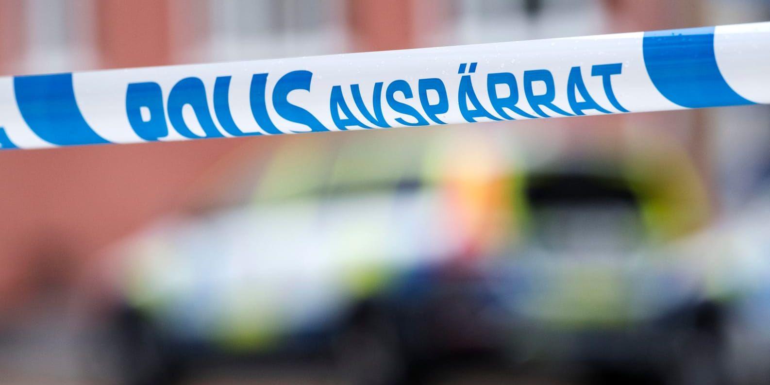 En man hittades död och en kvinna svårt knivskuren i Oxelösund.