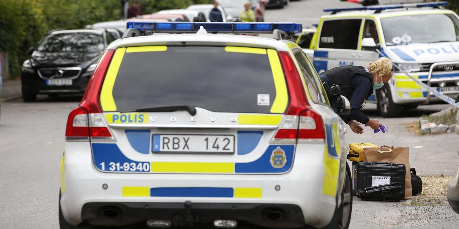 Polisens tekniker på plats där en man har sköts på Lidingö i eftermiddags.