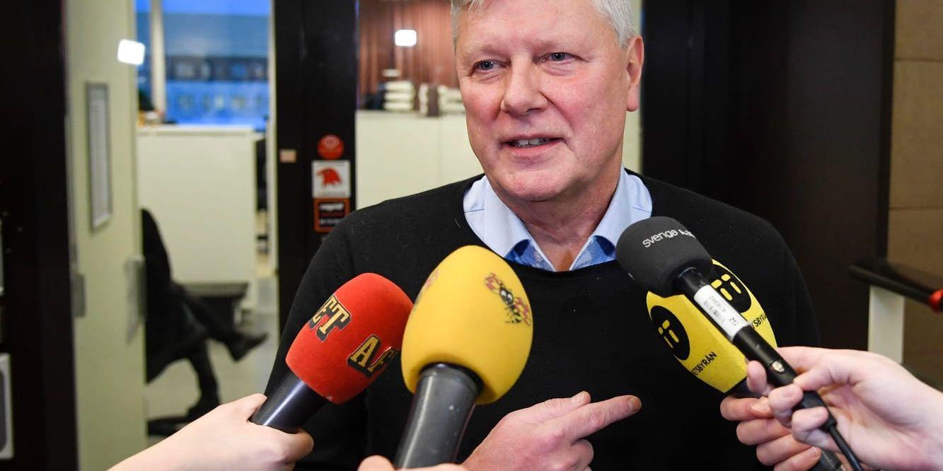 Förre Vänsterledaren Lars Ohly som tvingas lämna sin post som ordförande för Funktionsrätt Sverige pratar med journalister efter fredagens extrakongress. En majoritet av de 41 medlemsförbunden saknar förtroende för honom.