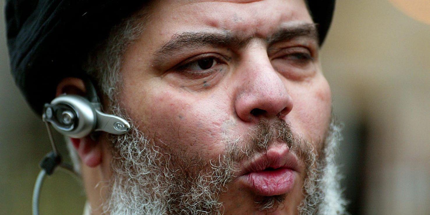 En av de mest kända hatpredikanterna är Abu Hamza al-Masri som här leder en bön utanför moskén i Finsbury Park i London i januari 2004. Han är sedan dess dömd till hårda straff i både Storbritannien och USA. Arkivbild.
