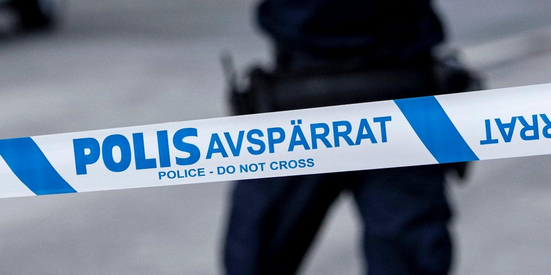 En man är anhållen i sin frånvaro misstänkt för att ha skjutit två män i Örebro. Arkivbild.