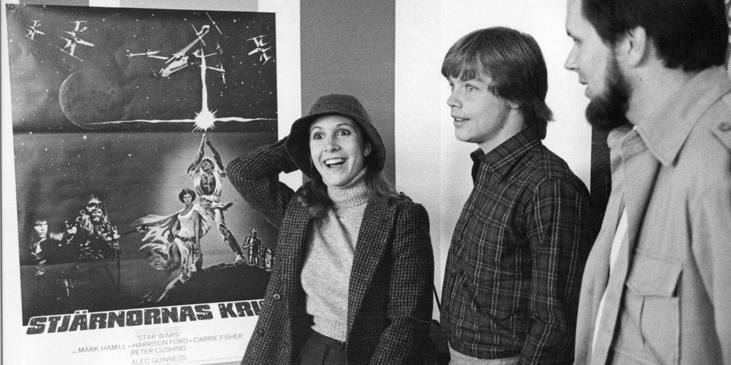 Pressmottagning för filmen Stjärnornas krig, Star Wars. Från vänster skådespelarna Carrie Fisher och Mark Hamill samt producenten Gary Kurtz. Arkivbild.