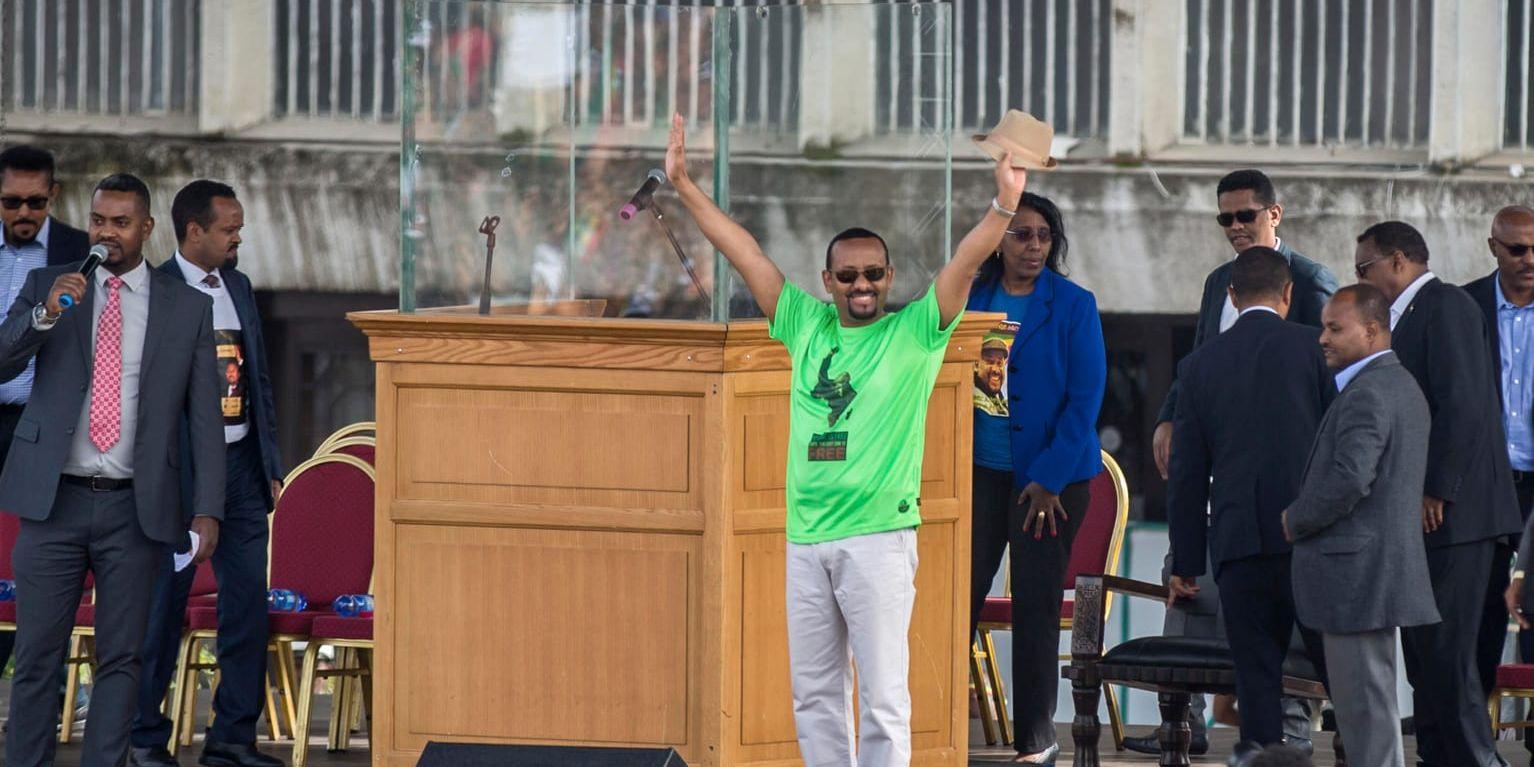 Etiopiens premiärminister Abiy Ahmed vinkar till folksamlingen under lördagens massmöte i huvudstaden Addis Abeba. Kort därpå exploderade sprängladdningen.