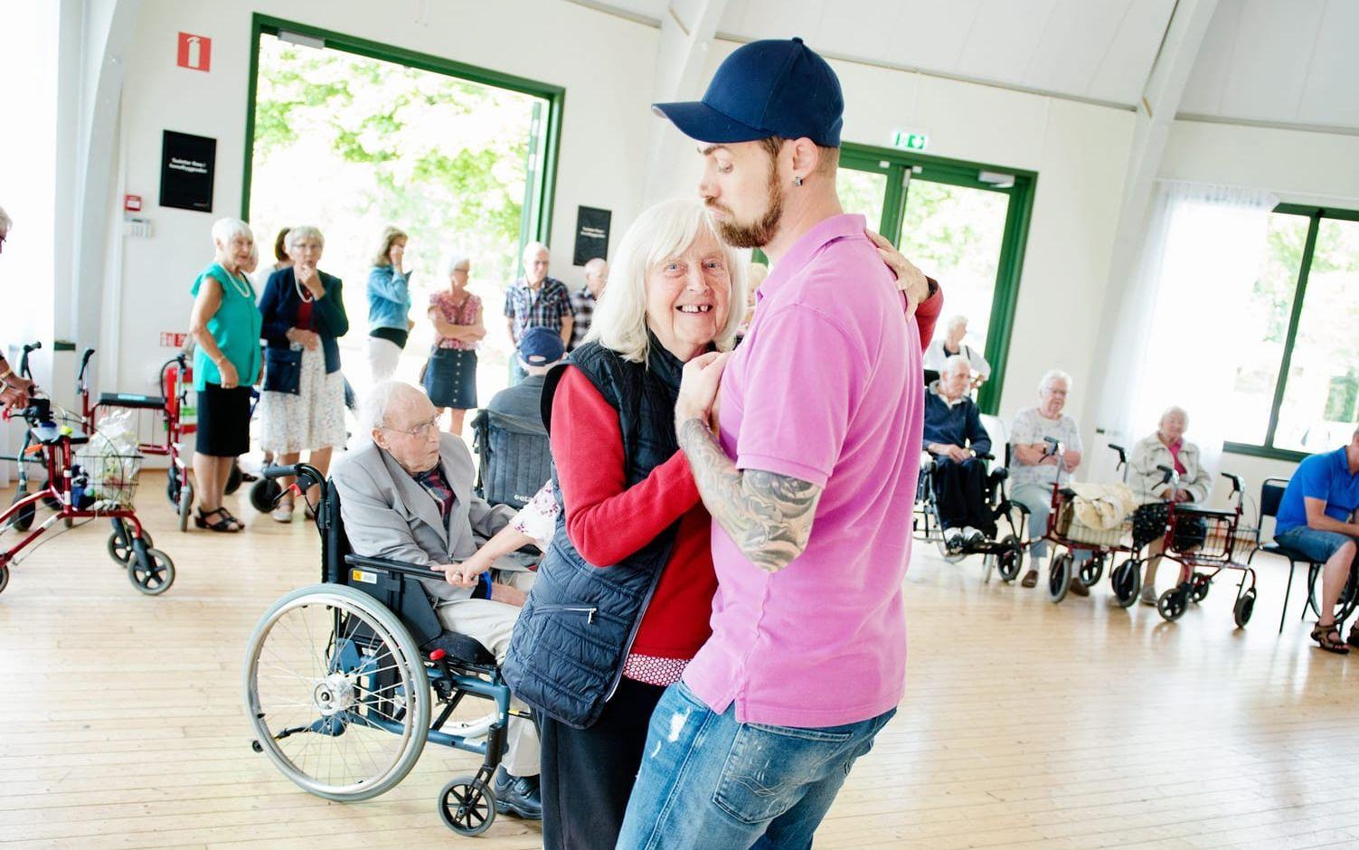 Aktiv. Iris Antonsson, 90 år, från Ekekullen i Rolfstorp passar på att dansa med Pär Larsson. Bild: Edith Camilla Svensson