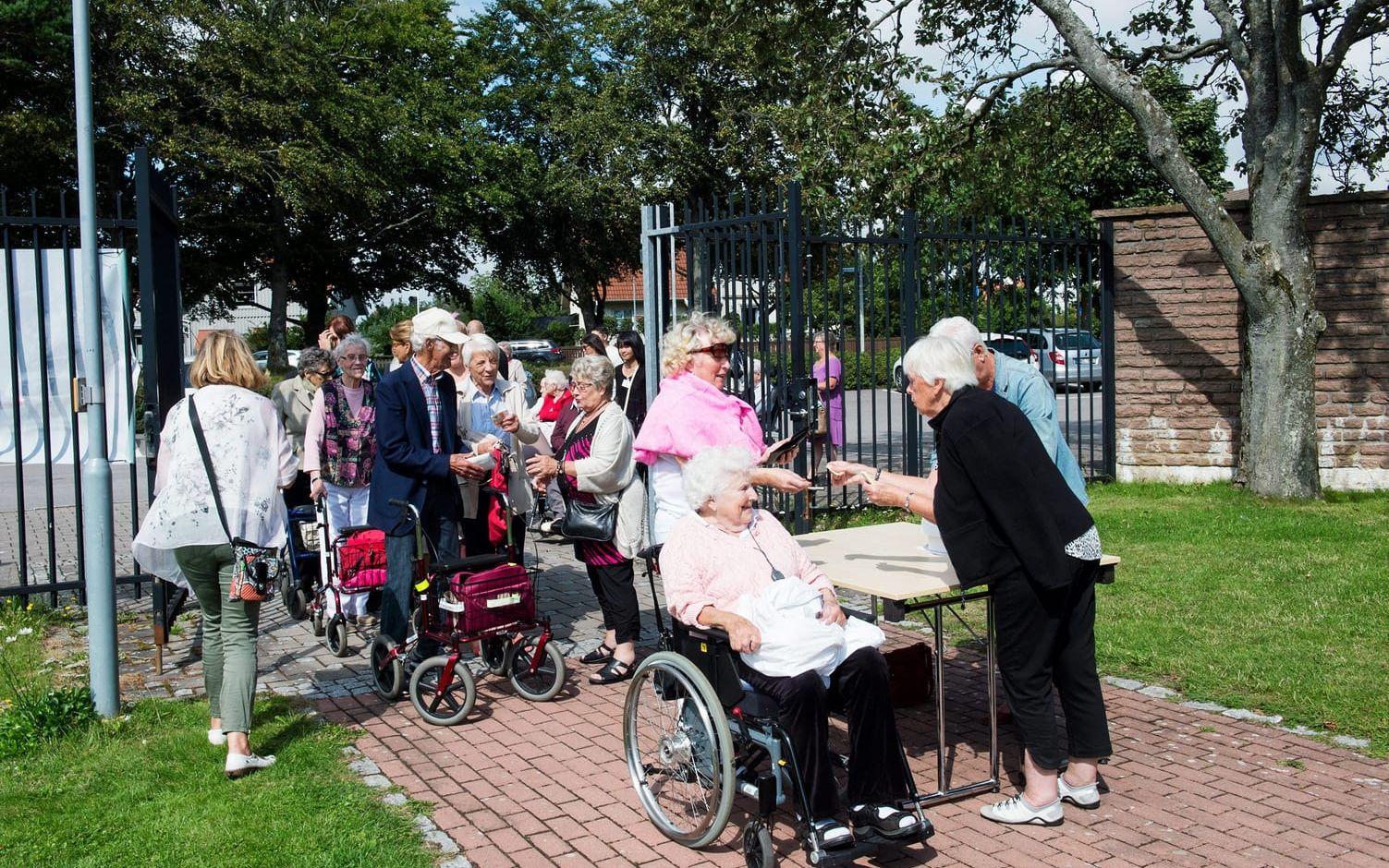 Cirka hundra pensionärer, 40 frivilliga, 30 anhöriga och 30 personal besökte Rotundan. Bild: Edith Camilla Svensson