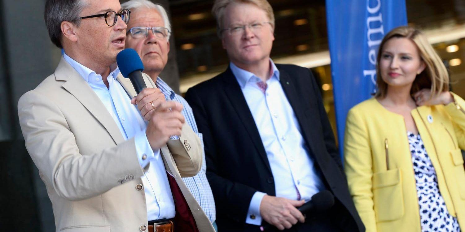 Kristdemokraternas tidigare partiledare Göran Hägglund och Alf Svensson ska ge sin efterföljare Ebba Busch Thor draghjälp i valspurten. Här är de på en bild från EU-valrörelsen 2014, då hon och Lars Adaktusson (t v om Busch Thor) kandiderade till EU-parlamentet. Arkivbild.